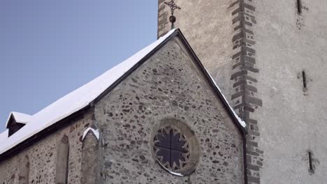 Stiftskirche-Im-Stadtzentrum-Von-Innichen---Innichen,-Südtirol,-Italien,-Ein-Gebäude-Im-Romanischen-Stil