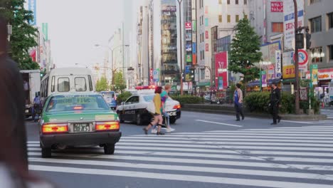 Policía-Conduciendo-Por-Shinjuku-En-Tokio