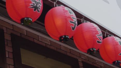 Traditional-red-lanterns-in-Tokyo,-Japan