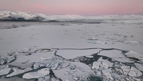 Laguna-Glaciar-Jökulsárlón-En-Temporada-De-Invierno-En-Islandia---Toma-Aérea-Con-Drones