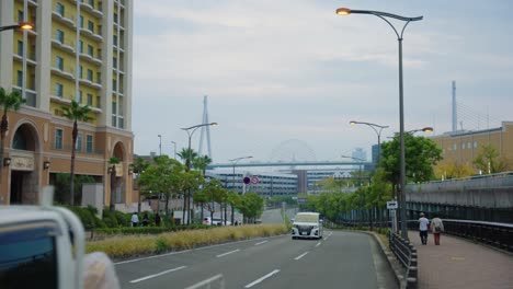 Zeitlupenschwenk-Auf-Der-Linken-Seite-Der-Bucht-Von-Osaka-Und-Verkehr-In-Richtung-Hafen,-Zeitlupenschwenk-Aus-Japan,-4K