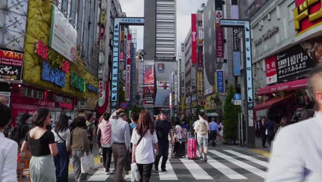 Muchos-Japoneses-Cruzan-Una-Calle-Abarrotada-En-Shinjuku,-Tokio,-Durante-La-Hora-Punta.