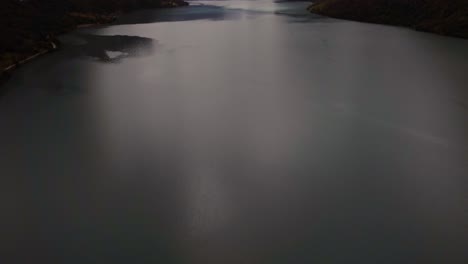 Luftaufnahme-Eines-Von-Bergen-Umgebenen-Sees-In-Norwegen