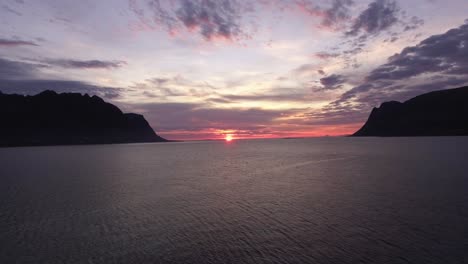 Luftaufnahme-Eines-Fjords-Bei-Sonnenuntergang-Auf-Den-Lofoten,-Norwegen