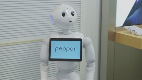 Un-Robot-Futurista-Llamado-Pepper-Saludando-A-La-Gente-En-Tokio,-Japón.
