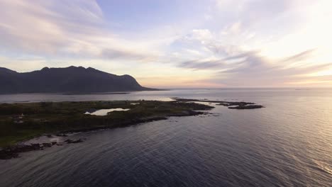 Luftaufnahme-Eines-Ufers-Bei-Sonnenuntergang-Auf-Den-Lofoten,-Norwegen