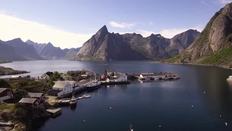 Luftaufnahme-Eines-Kleinen-Hafens-In-Hamnoy,-Norwegen