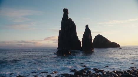 Riesige-Wellen-Schlagen-Auf-Die-Felsen-An-Der-Küste-Madeiras,-Während-Es-Mitten-Im-Ozean,-Dem-Meer,-Einsame-Felsformationen-Gibt