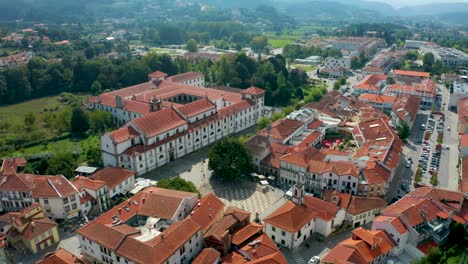 Eine-Luftaufnahme-Des-„Klosters-Santa-Mafalda-De-Arouca“-Und-Der-Umliegenden-Stadt-In-Aveiro,-Einem-Bezirk-In-Portugal,-Aufgenommen-Mit-Einer-Drohne