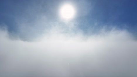 Cielo-Azul-Sobre-El-Paisaje-De-Nubes