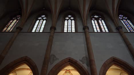 Vergrößern-Sie-Die-Farbenfrohen-Glasfenster-Der-St.-Martins-Kirche