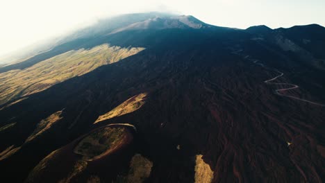 Drone-Volando-Sobre-El-Cráter-De-Un-Volcán-En-El-Monte-Etna,-Sicilia