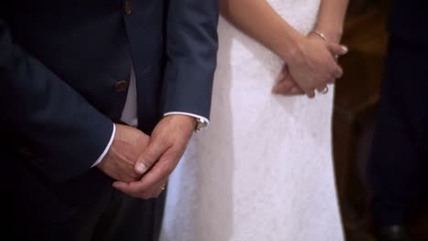 Close-up-of-the-hands-of-a-wedding-couple