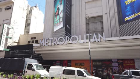 Panorama-Eingangsfassade-Des-Metropolitan-Theatre,-Verkehr-In-Der-Corrientes-Avenue,-Tageslicht-Im-Sommer-In-Der-Innenstadt-Von-Argentiniens-Hauptstadt,-Lateinamerikanische-Stadt
