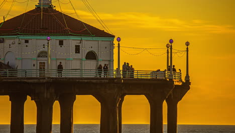 The-Manhattan-Beach-pier-with-the-Roundhouse-Aquarium-in-a-time-lapse-shot