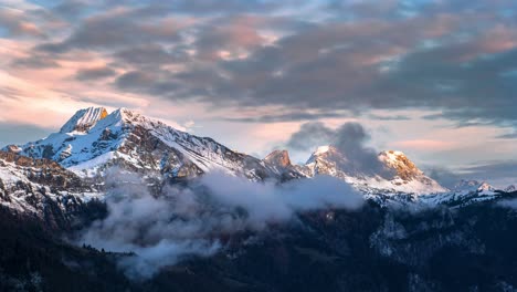 Hermosa-Puesta-De-Sol-En-Las-Montañas-De-Suiza