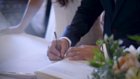Un-Novio-Recién-Casado-Firmando-Su-Licencia-De-Matrimonio,-Legalizando-Oficialmente-Su-Unión
