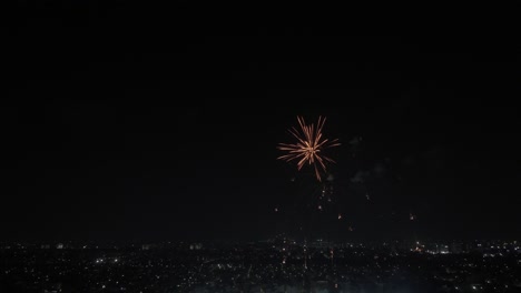 Bursting-of-firecrackers-in-sky-during-night-time-in-Chennai,-India