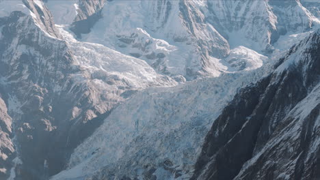 Die-Landschaft-Des-Mount-Everest,-Des-Höchsten-Gipfels-Der-Welt-In-Nepal,-Gletscherschmelze,-Schnee,-Sonnige-Umgebung,-Globale-Erwärmung,-Drohnenaufnahme,-Die-Merkmale-Des-Berggesteins-4k-Zeigt