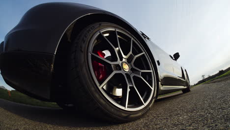 Ein-Porsche-Taycan-Führt-Einen-Launch-Control-Start-Durch,-Wobei-Die-Kamera-Neben-Dem-Lenkrad-In-2,7-Sekunden-Von-0-Auf-60-Meilen-Pro-Stunde-Beschleunigt