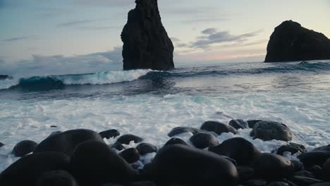 Riesige-Wellen-Schlagen-Auf-Die-Felsen-An-Der-Küste-Madeiras,-Während-Es-Mitten-Im-Ozean,-Dem-Meer,-Einsame-Felsformationen-Gibt