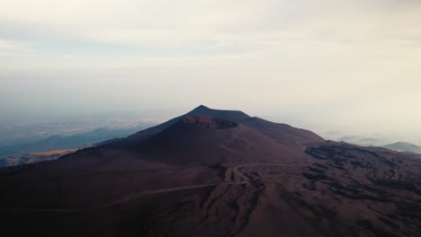 Drone-Volando-Sobre-El-Cráter-De-Un-Volcán-En-El-Monte-Etna,-Sicilia
