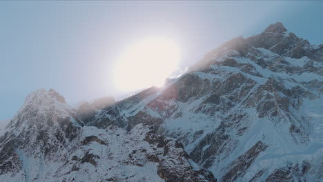 Sonnenlichtstrahlen-Nepal,-Frühmorgendliche-Annapurna-Region,-Faszinierende-Aussicht,-Gipfelwildnis,-Filmische-Drohnenaufnahme-4k