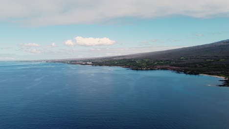 Filmische-Luftaufnahme-Eines-Wunderschönen-Strandes-Im-Süden-Von-Maui,-Maui-County,-Hawaii