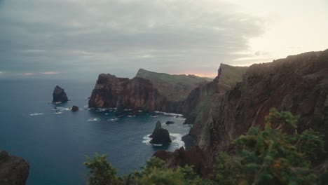 Riesige-Felsformationen-An-Der-Küste-Von-Ponta-Do-Cara-Madeira