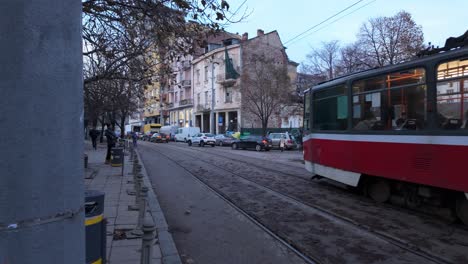 Die-Rote-Straßenbahn-22-Fährt-Von-Einer-Straßenbahnhaltestelle-Im-Stadtzentrum-Ab