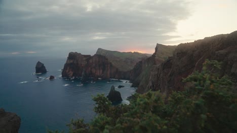 Riesige-Felsformationen-An-Der-Küste-Von-Ponta-Do-Cara-Madeira