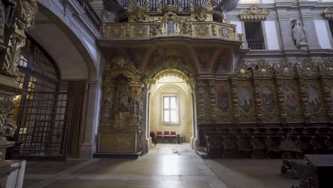 Una-Vista-Interior-De-Un-Monasterio-Portugués,-Llamado-&#39;monasterio-De-Santa-Mafalda-De-Arouca&#39;-Que-Contiene-Un-Museo-De-Arte-Sacro,-Ubicado-En-Arouca.