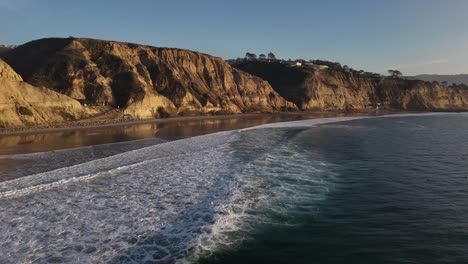 Rollende-Wellen-Krachen-An-Klippen-In-Küstennähe,-Blacks-Beach-San-Diego