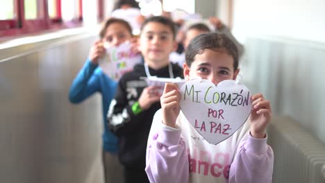 Murcia,-Spanien,-30.-Januar-2024:-Grundschulkinder-Bilden-Herzen-Mit-Dem-Satz-„Mein-Höre-Für-Den-Frieden“.