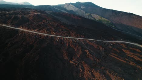 Drone-Volando-Sobre-Una-Carretera-Sinuosa-En-El-Volcán-Monte-Etna