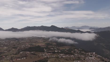 Vista-Panorámica-De-Zacatlán-Con-Una-Majestuosa-Neblina.