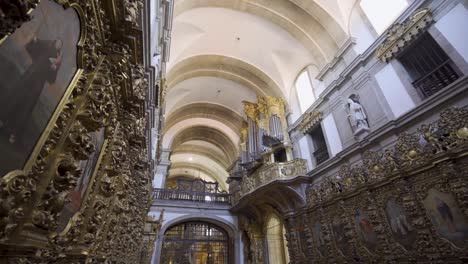 Una-Vista-Interior-De-Un-Monasterio-Portugués,-Llamado-&#39;monasterio-De-Santa-Mafalda-De-Arouca&#39;-Que-Contiene-Un-Museo-De-Arte-Sacro,-Ubicado-En-Arouca.