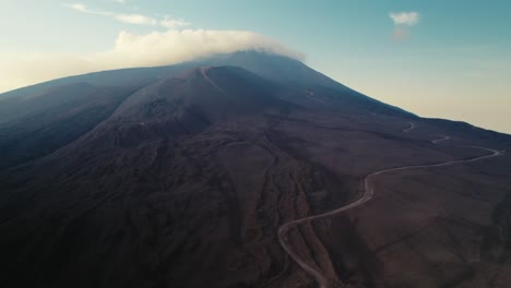 Drohne-Fliegt-über-Einen-Vulkankrater-Am-Ätna,-Sizilien