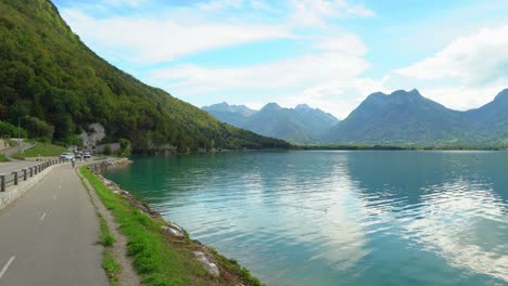 Der-See-Von-Annecy-Verfügt-über-Einen-Fahrradweg-In-Der-Nähe-Der-Küste-Des-Sees