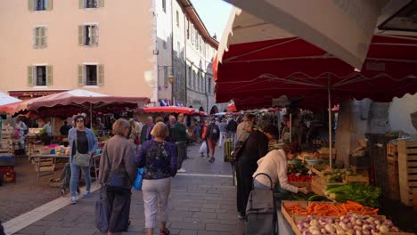 Im-Herzen-Der-Altstadt-Stöbern-Die-Menschen-An-Den-Ständen-Des-Altstadtmarktes-Von-Annecy