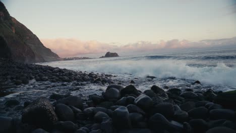 Las-Olas-Del-Océano-Golpean-La-Costa-En-Un-Colorido-Amanecer-En-La-Playa-De-Madeira.