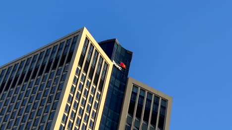 Edificio-Rascacielos-Dorado-De-PWC-PricewaterhouseCoopers-En-El-Centro-De-Frankfurt