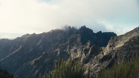 Vista-Escarpada-De-La-Montaña-Al-Amanecer-En-Pico-Ruivo,-Madeira.