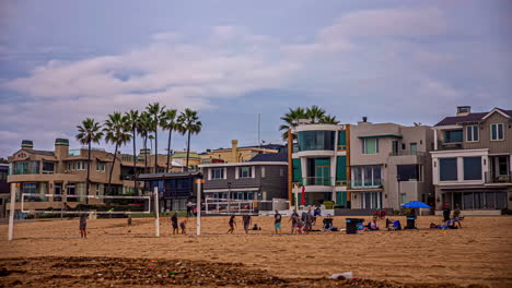 Zeitraffer-Von-Menschen,-Die-Vor-Teuren-Apartments-In-LA-Beachvolleyball-Spielen
