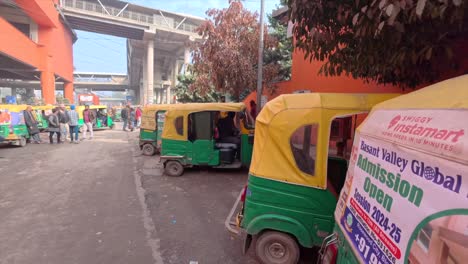 Un-Montón-De-Autorickshaws-Fuera-De-La-Estación-De-Metro-De-Sikanderpur.