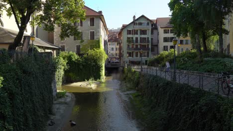 An-emblematic-river-of-Annecy---Thiou