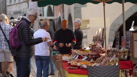 Der-Altstadtmarkt-Ist-Ein-Typischer-Markt,-Auf-Dem-Sie-Das-Traditionelle-Markterlebnis-An-Einem-Der-Beliebtesten-Orte-Von-Annecy-Erleben-Können