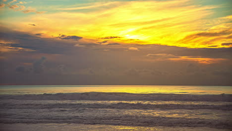 Wunderschöner-Gelber-Sonnenuntergang-über-Dem-Strand-Von-Manhattan.-Zeitraffer
