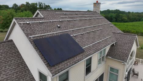 Teilweise-Installierte-Solarpanel-Anlage-Auf-Dem-Dach