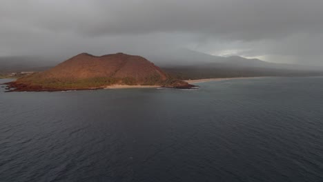 Filmische-Luftaufnahme,-Die-Bei-Sonnenuntergang-über-Den-Tropischen-Weißen-Sandstrand-Fliegt